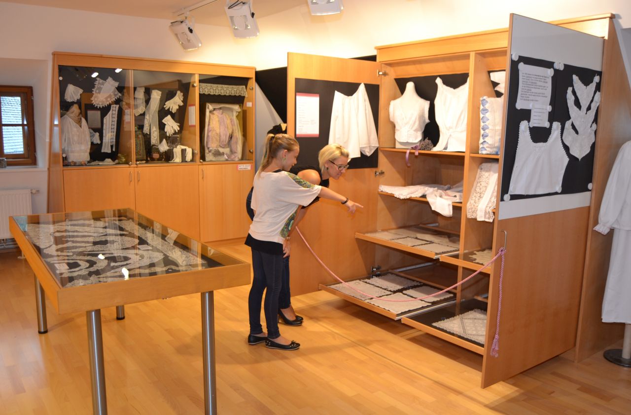 Handarbeitsmuseum Lunz am See, Blick in die Ausstellung